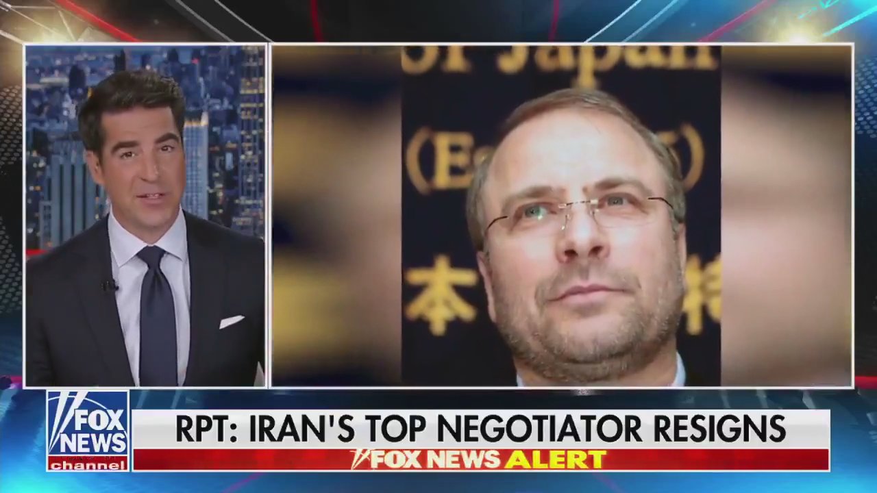 #据称伊朗的最高领袖已变成一颗烧焦的蔬菜
缺了一条腿，几乎无法说话。身边围满了波斯整形外科医生，试图让他勉强活着，好拍一段假视频。
他的指挥官们都联系不上他。政权通讯全靠骆驼信使传递手写信件，因为他们...